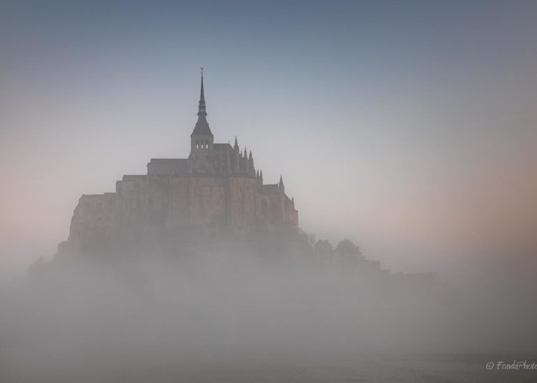 Mont-Saint-Michel dans la brume