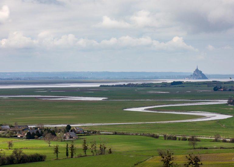 Mont-Saint-Michel depuis le pont avec brouillard