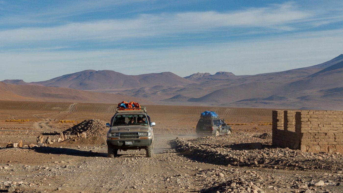 Landcruiser arrivant au refuge Laguna Colorada, Bolivie