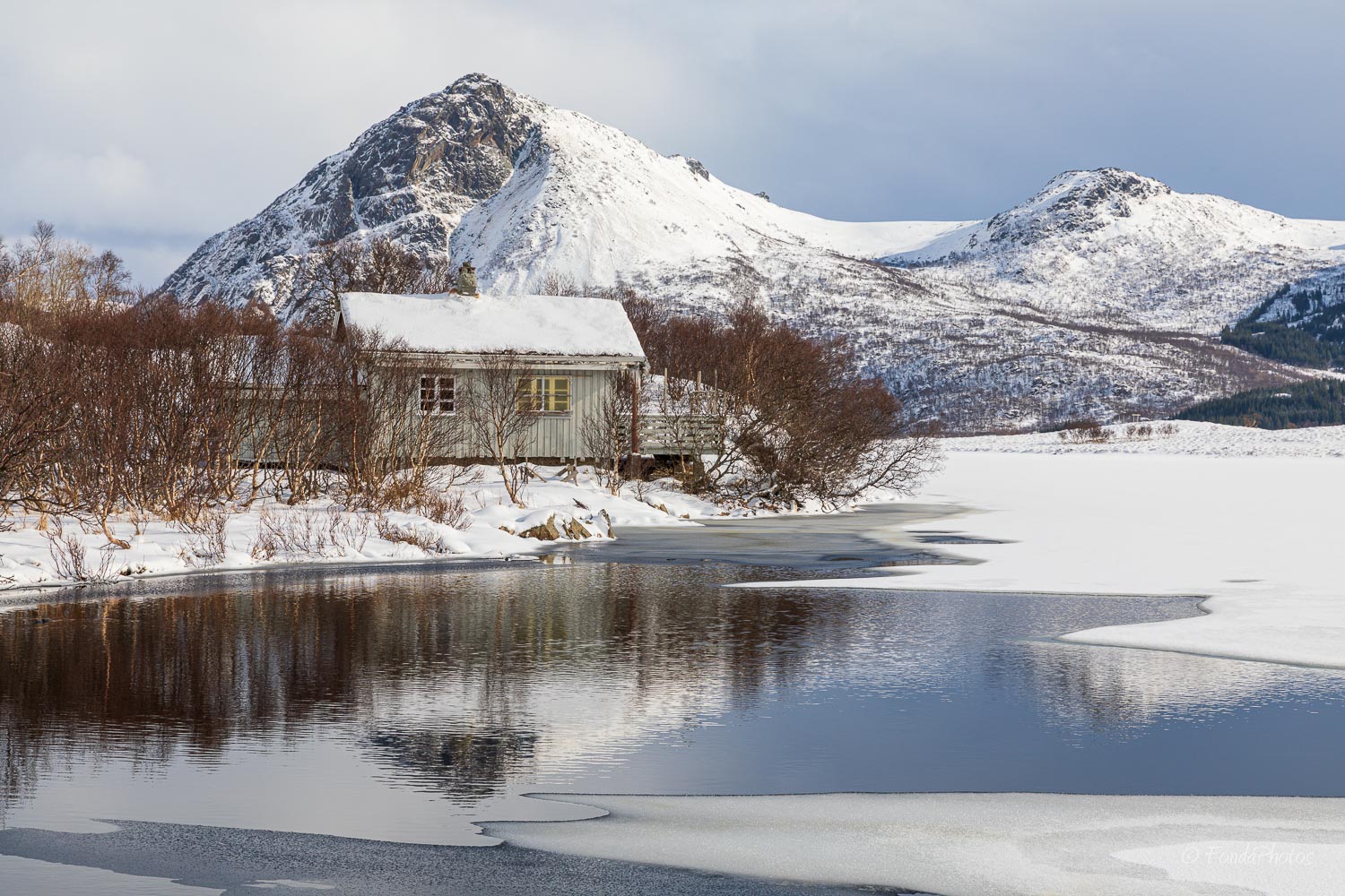 Cabin on Lilandsvatnet, Lofoten Islands